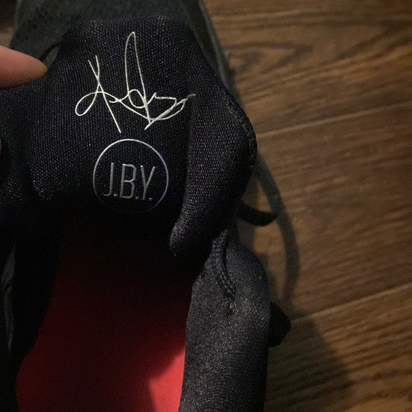 Nike Sz 10 Kyrie Irving 2 basketball shoes. Black/metallic silver. great shape! - Picture 3 of 8